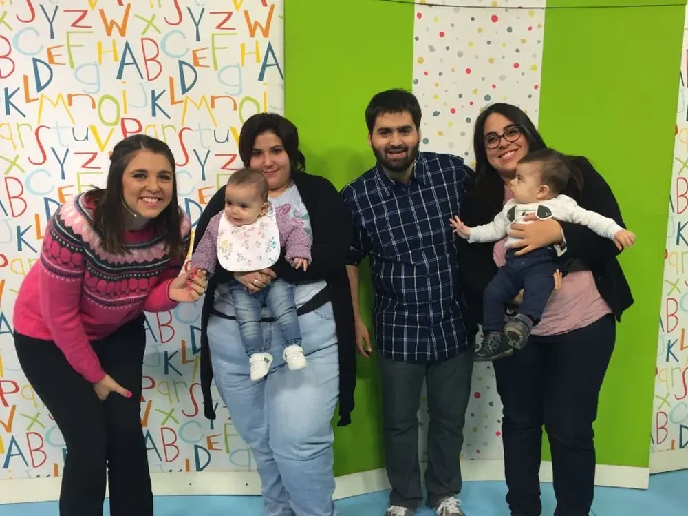 Sarah y Felipe junto a sus mamás jugaron con nosotros