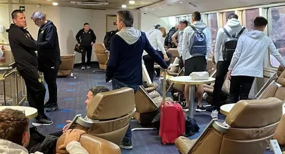 Algunos jugadores de Peñarol en el barco que arribó a Buenos Aires este miércoles