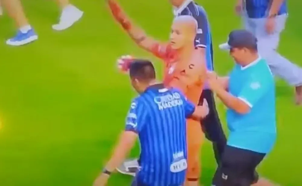 Mientras todos los jugadores y los árbitros corrieron al túnel cuando ingresó el público a la cancha, el arqueo uruguayo de Querétaro, Washington Aguerre, permaneció y trató de calmar los ánimos de los hinchas