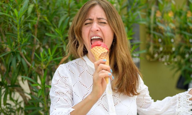 El brain freeze es un dolor frontal o temporal de corta duración, que puede ser intenso, inducido en personas susceptibles por el paso de material frío sobre el paladar y/o la pared faríngea posterior.