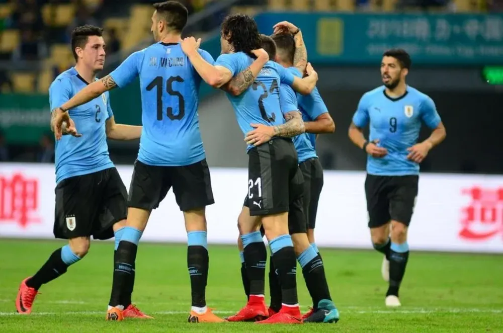José María Giménez se acerca a celebrar el gol de Cavani en el 2-0 de Uruguay