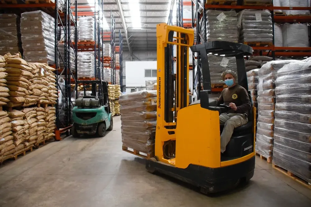 Se necesita cada vez menos personal y horas trabajadas para producir lo mismo