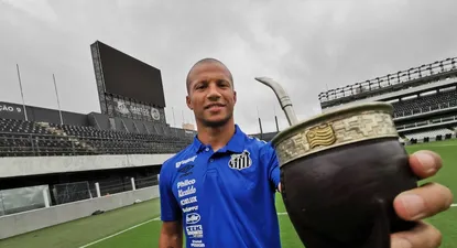 El uruguayo Carlos Sánchez volvió a firmar contrato por dos años más con Santos de Brasil