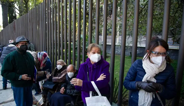 México recibió 870.000 dosis de AstraZeneca y comenzó a vacunar a mayores de 60 años