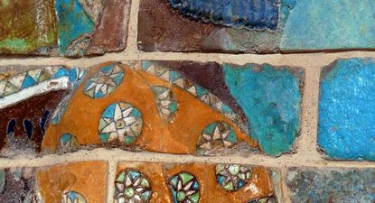 Lo que se ha ido descubriendo es espectacular. (Detalle de un friso que representa arqueros, del palacio aqueménida de Darío I en Susa, Irán).