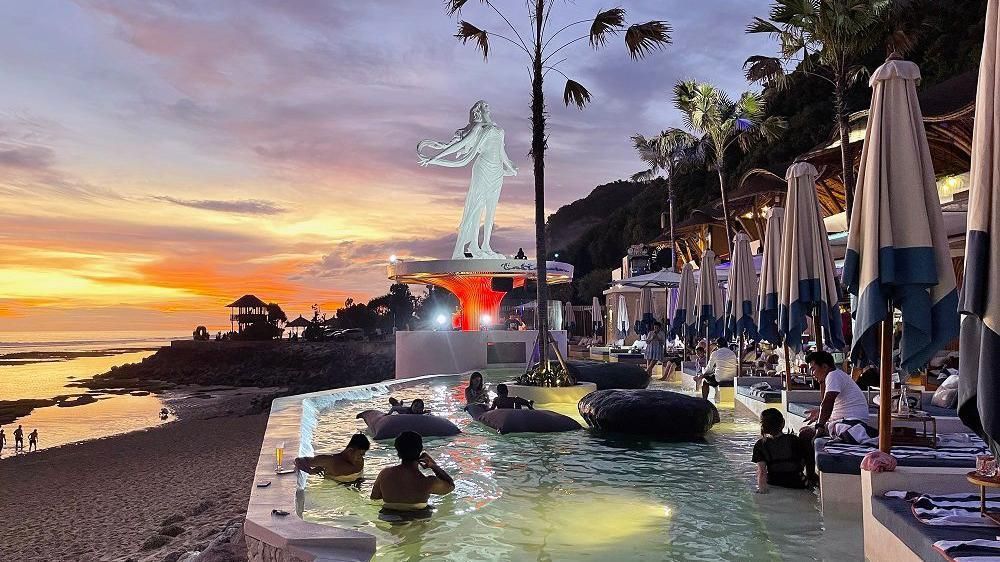Los clubes de playa, con sus impresionantes vistas del atardecer, son un gran atractivo.