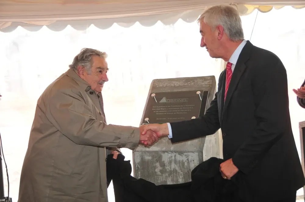 Presidente Mujica y el CEO de Cristophersen, Guillermo Jacob, descubren la piedra fundamental en Obrinel S.A.
