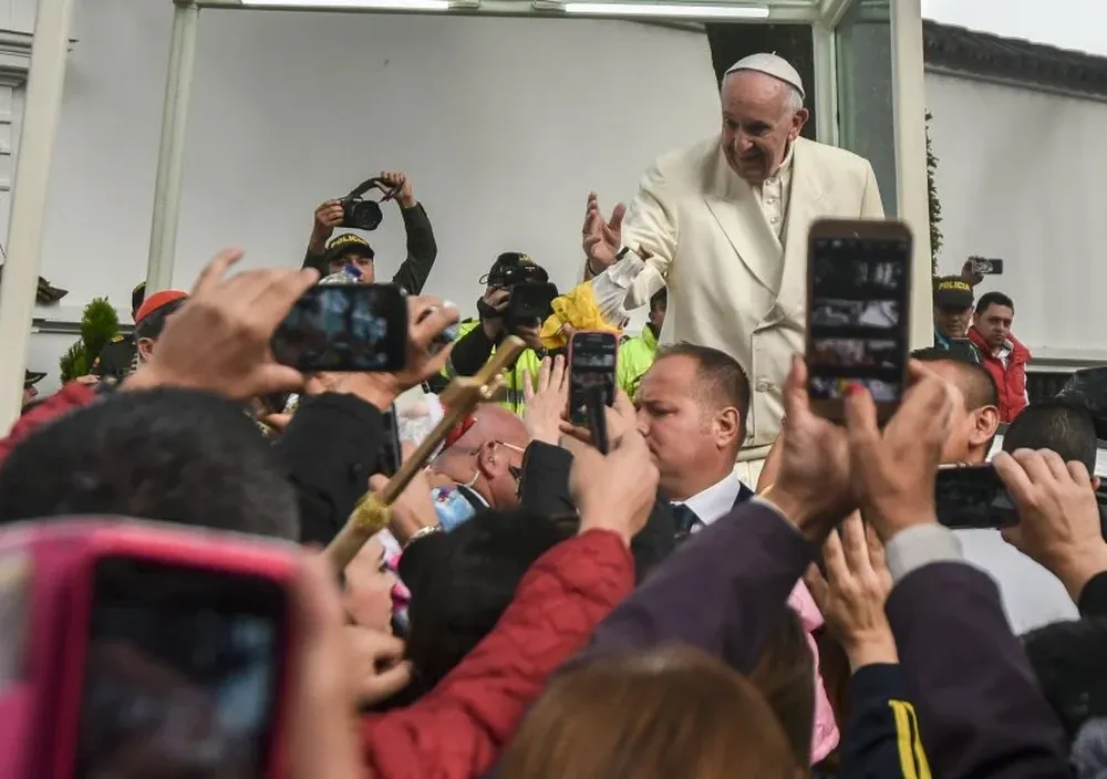 El papa Francisco saluda durante su visita en Colombia