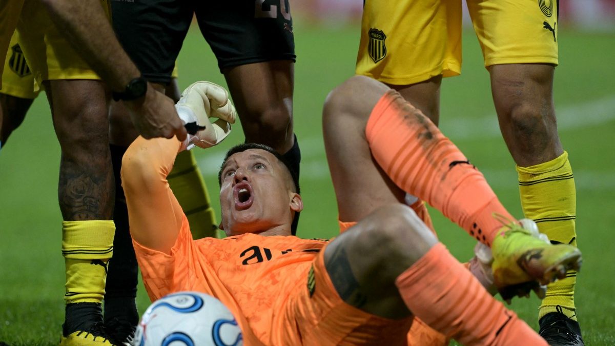 El show de Washington Aguerre en Copa Libertadores en Platense vs Peñarol: le tiraron con una galleta y se la comió