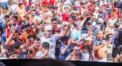 El banderazo de los hinchas de Nacional en el hotel previo al clásico contra Peñarol