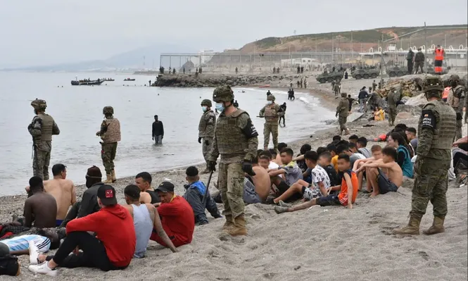 Según el ministro del Interior español, Fernando Grande-Marlaska, unos 6.000 migrantes entraron irregularmente a Ceuta el lunes, un récord para un solo día