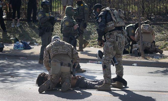 Los enfrentamientos entre agentes migratorios y manifestantes ya deja varios arrestos.
