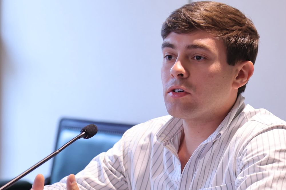 El edil Gonzalo Gómez en la conferencia de prensa de este lunes 28 de setiembre