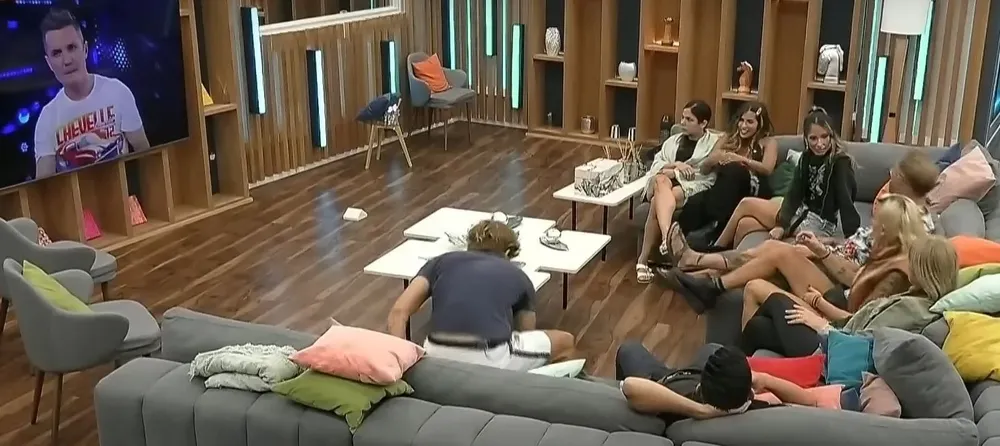 Los participantes y sus familias recibiendo las novedades de Santiago del Moro