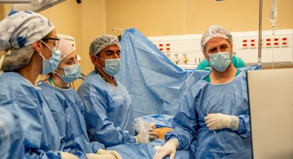 el hospital garrahan realizo la primera transfusion a un bebe en el vientre materno