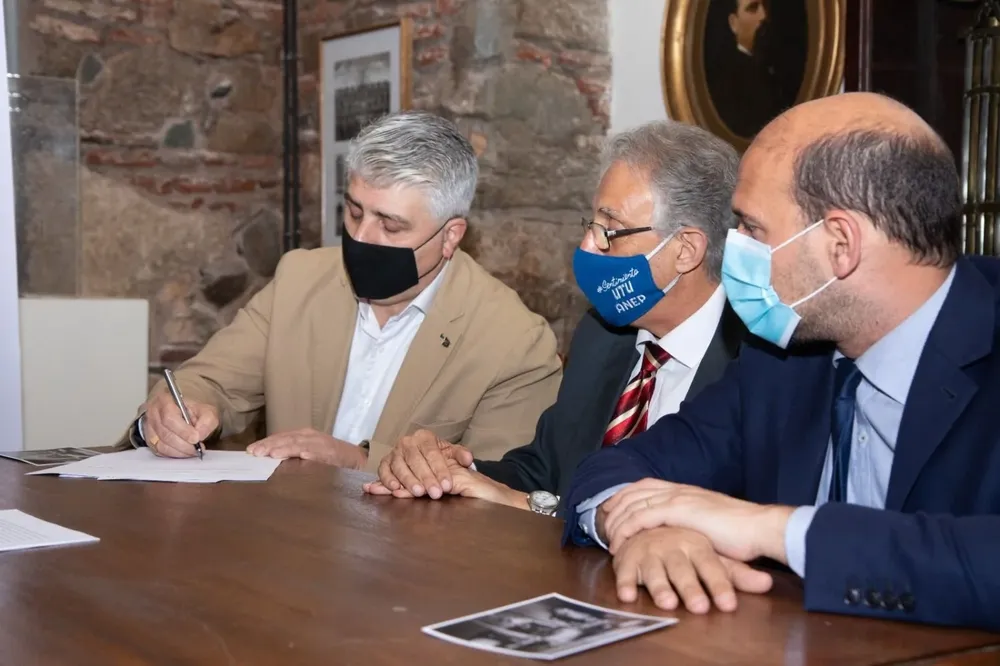 Alfonso Fontenla en el momento de la firma del convenio.