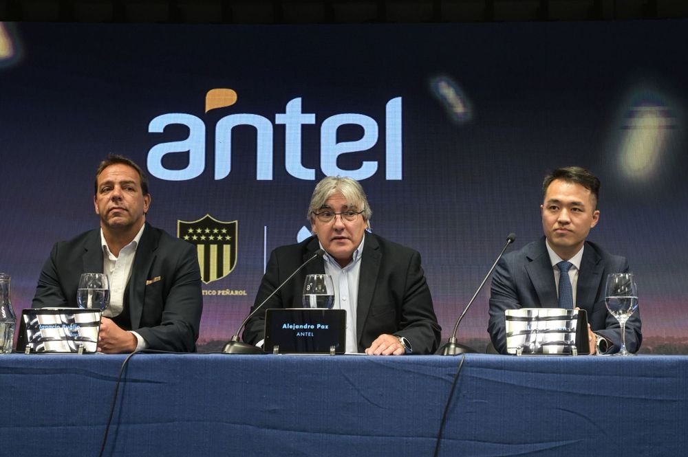 Autoridades de Antel e Ignacio Ruglio en el acto de presentación de que Peñarol tenga en el Campeón del Siglo, el primer estadio con 5G