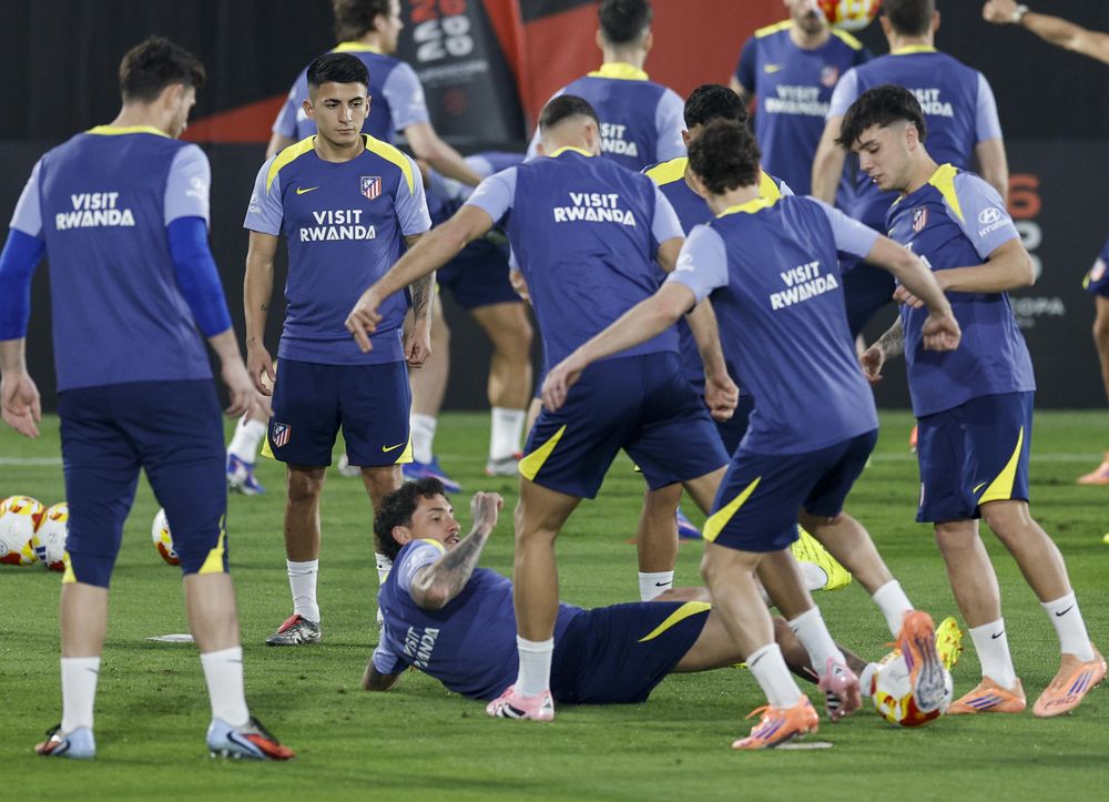 El defensa uruguayo José María Giménez (c), entre varios jugadores del Atlético de Madrid, durante el entrenamiento este miércoles, en Yeda (Arabia Saudí), previo al enfrentamiento de la Supercopa de España ante el Real Madrid