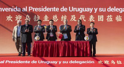 Eduardo Ache, integrante del comité ejecutivo de la AUF; Ignacio Alonso, presidente de la AUF, y Yamandú Orsi, presidente de la República, en la gira del gobierno uruguayo por China