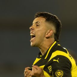 Leonardo Fernández de Peñarol festeja su gol ante Liverpool por la semifinal de la Liga AUF Uruguaya