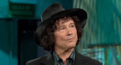 Bunbury responde a las fans de Bad Bunny que por error compraron entradas para su show: No las pienso devolver