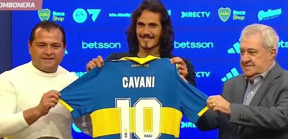 Boca presentando la camiseta de Cavani junto con el delantero uruguayo.