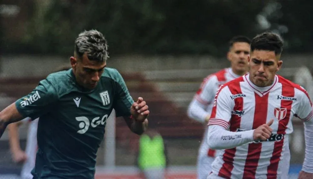 Una escena del partido entre River Plate y Racing por el Clausura jugado este domingo; River jugó sin brazalete negro por la muerte de Waldemar Victorino