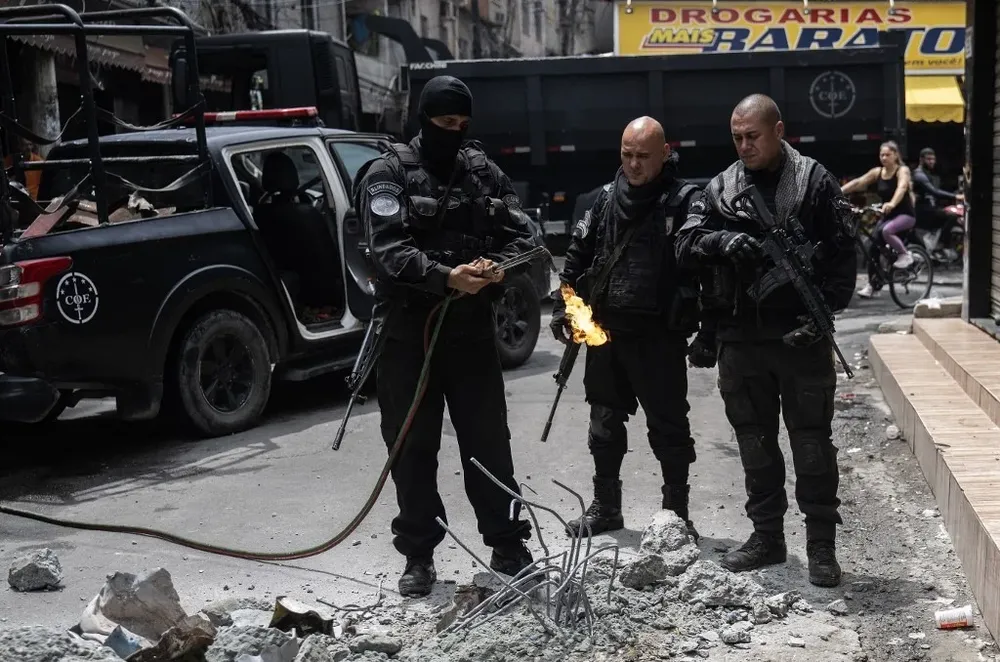 Según el reporte oficial, la Policía retiró 29 toneladas de barricadas hechas con fierros y neumáticos por los traficantes.