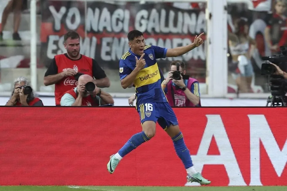 El uruguayo Miguel Angel Merentiel festeja en su doblete ante River en Córdoba por la Copa de la Liga