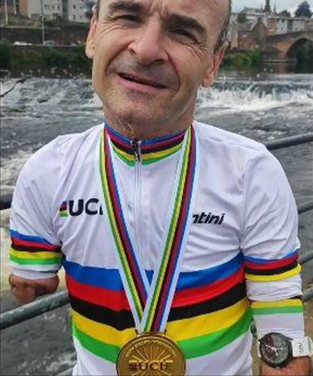 El ciclista español Ricardo Ten, muestra el reloj que ganó en el Mundial Paralímpico de ciclismo