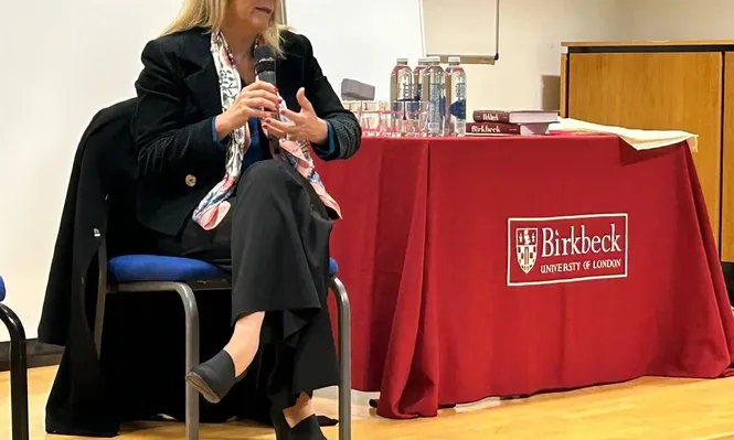 La intendenta Cosse durante la charla en la universidad londinense