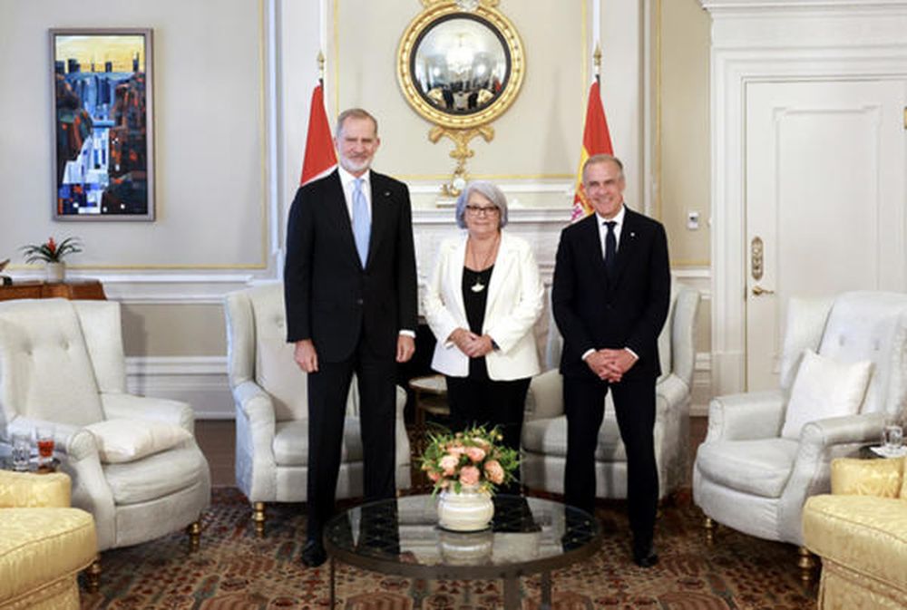 El rey Felipe VI, la gobernadora general Mary Simon y el primer ministro Mark Carney.