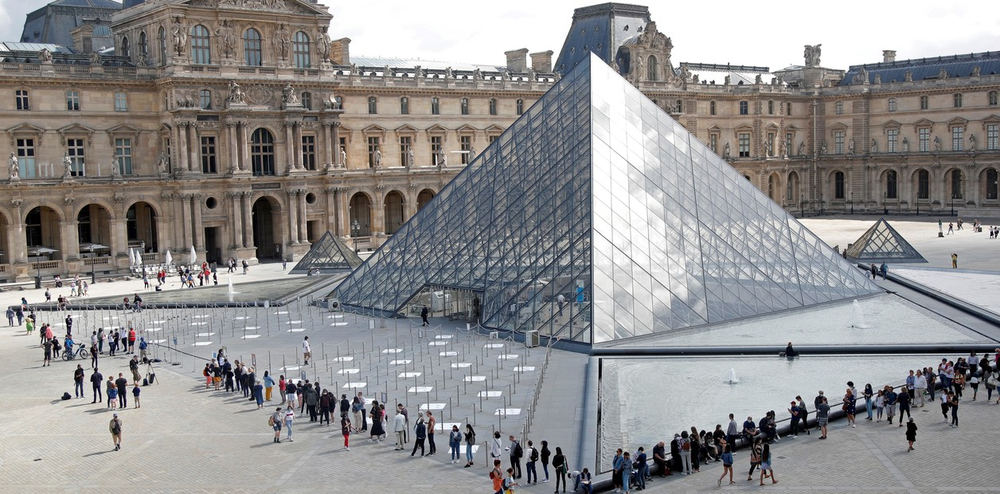 Turistas hacen fila para ingresar al museo del Louvre en París