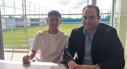Felipe Carballo firma su contrato con Gremio
