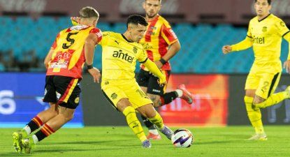 Leonardo Fernández en el partido ante Progreso