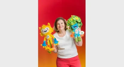 Sylmara Multini junto a los muñecos de las mascotas Vinicius y Tom