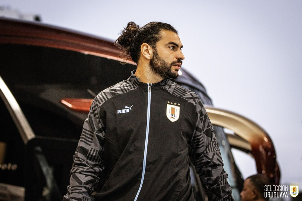 Gian Franco Allala llegando al estadio para defender a la selección uruguaya