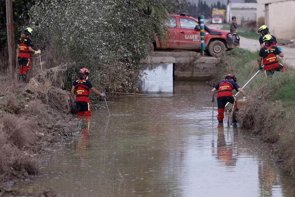 Los equipos de emergencia siguen buscando desaparecidos.