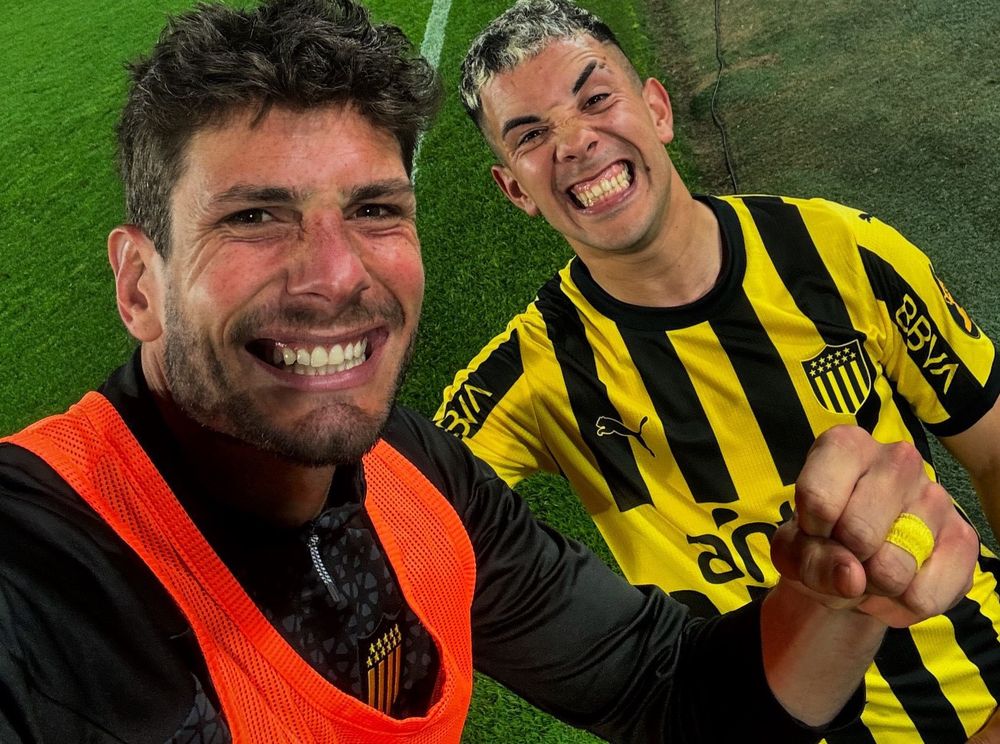Felipe Avenatti y Leonardo Fernández, los autores de los golazos de Peñarol, celebraron luego del partido ante Boston River