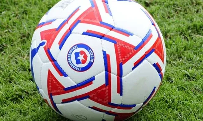 La pelota que enviaron los chilenos para que entrenara Uruguay