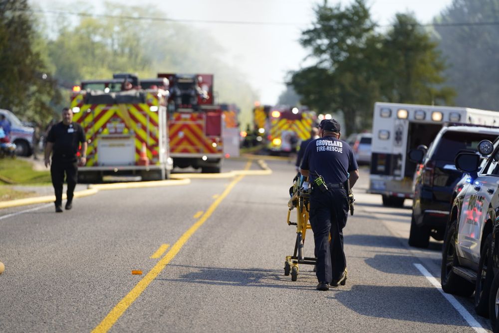 Bomberos asisten fuera de la Iglesia quemada en el tiroteo de Michigan. AP