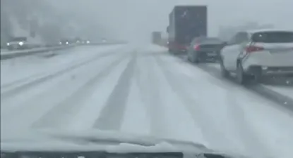Camiones y coches varados entre Guijuelo y Béjar por el temporal de nieve