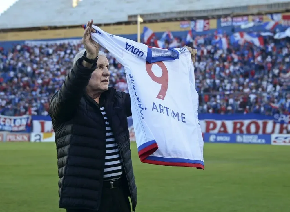 Luis Artime, el argentino ídolo de Nacional en la década de 1970, recibió una camiseta del club.