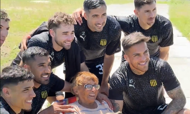 Los jugadores de Peñarol celebraron el cumpleaños número 90 de Emilia, una hincha aurinegra