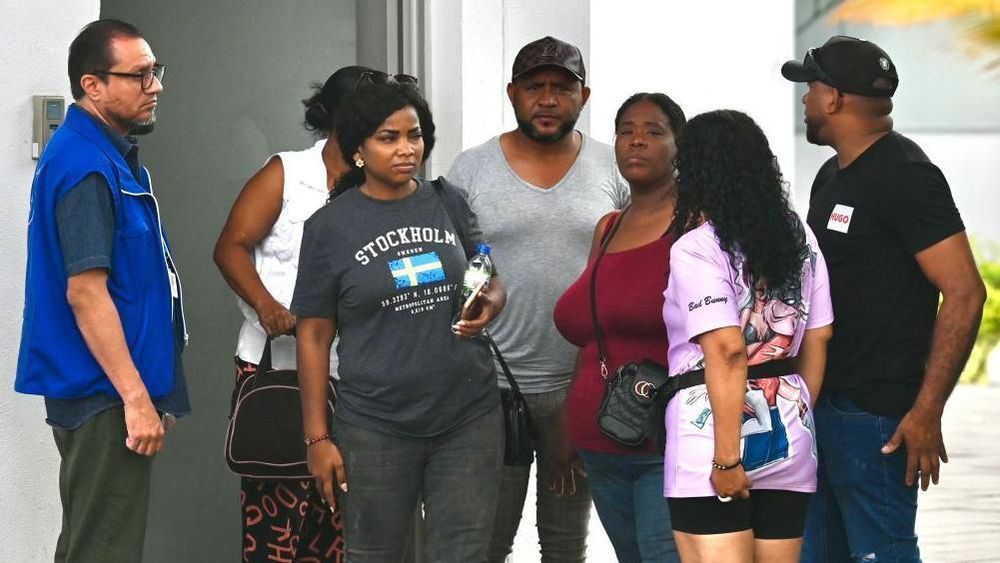 Familiares llegan al centro de medicina forense en Guayaquil para identificar los posibles cuerpos de sus hijos.