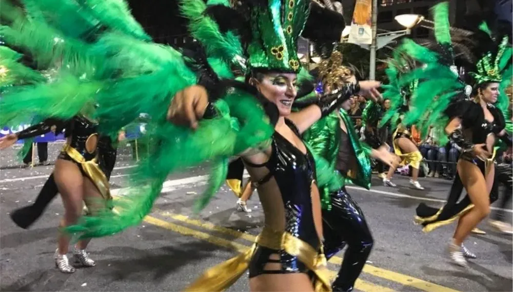 Conjuntos de Carnaval que desfilan por 18 de Julio