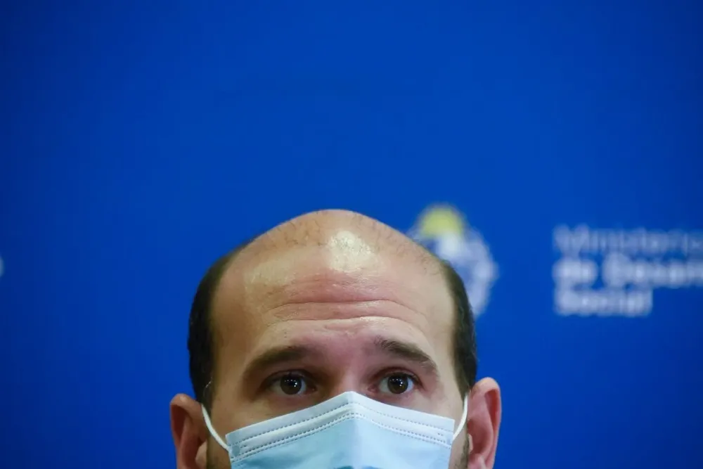 El ministro Martín Lema durante una conferencia de prensa.