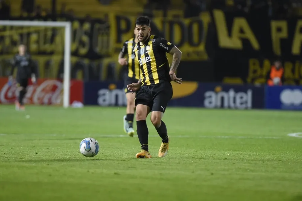 Da Silveira jugaba bien, pero luego cometió un error que derivó en el gol rival
