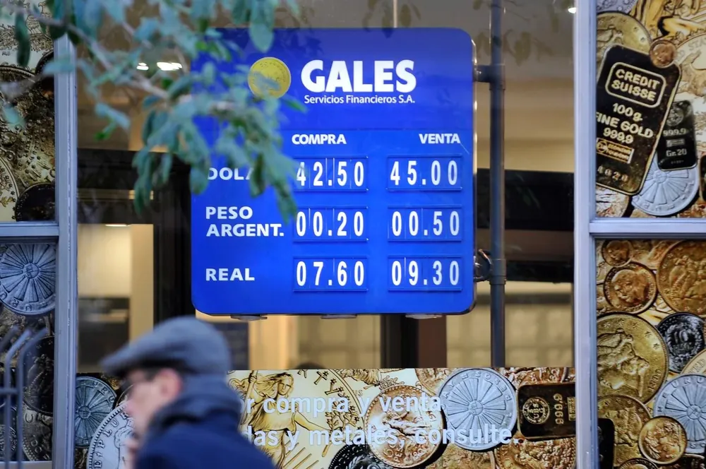 El dólar perdió casi 2% en el arranque de año.