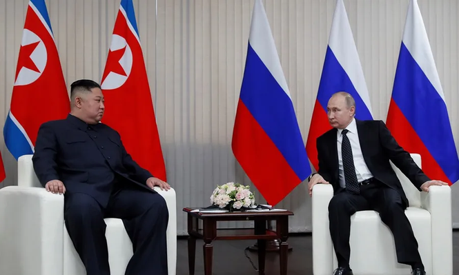 El líder norcoreano, Kim Jong-un (i), junto al presidente de Rusia, Vladímir Putin. EFE.